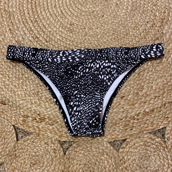 B&W swim bottoms, medium - Picture 1 of 2